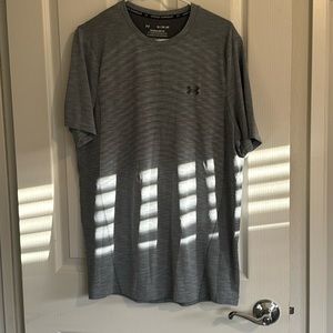 Under armor the seamless tee XL grey